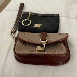Dooney & Bourkey wristlet in great conditions, the black will come free.